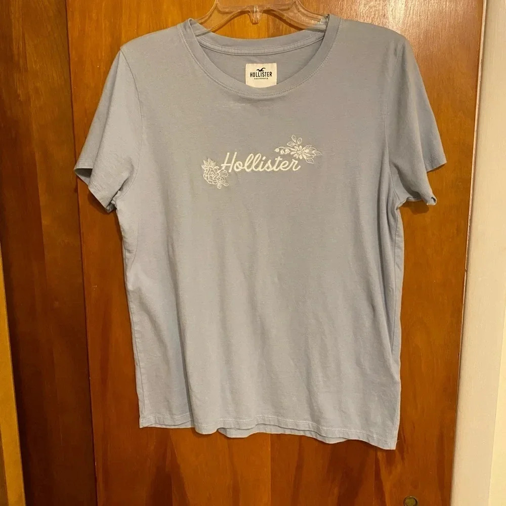 Hollister Monogram Short Sleeve Crew Neck Light Grey Tee Shirt, Size L